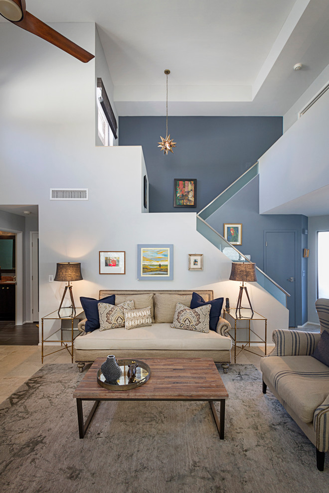 Идея дизайна: парадная, двухуровневая гостиная комната среднего размера:: освещение в стиле модернизм с серыми стенами, полом из известняка и телевизором на стене