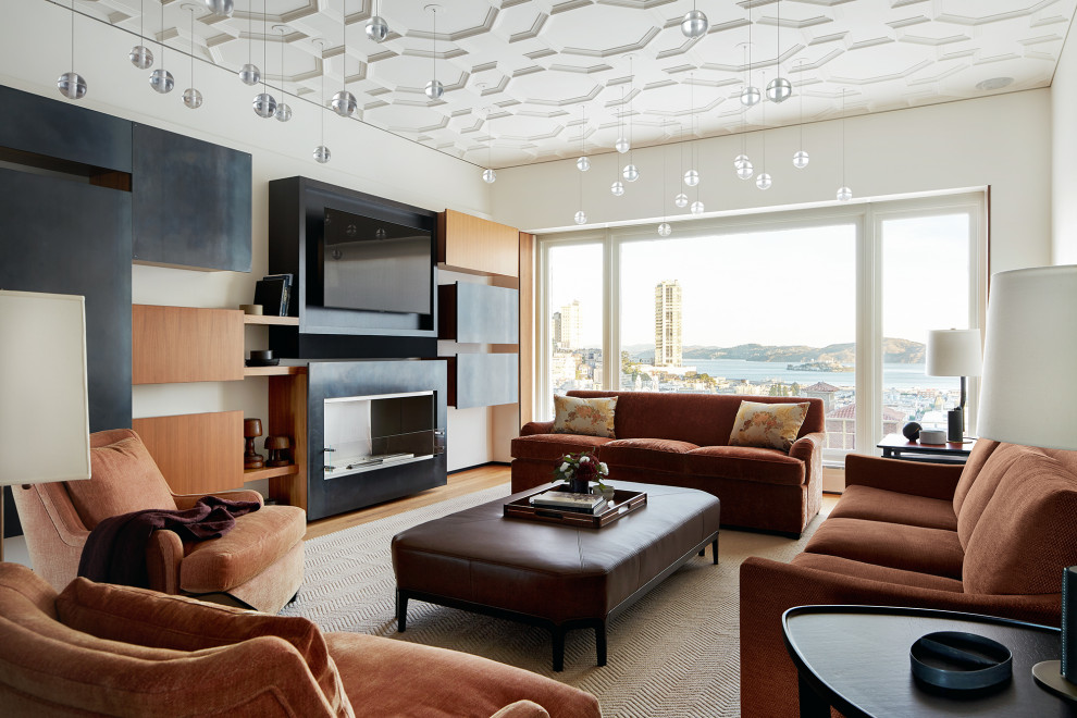 На фото: гостиная комната в современном стиле с белыми стенами, паркетным полом среднего тона, горизонтальным камином, телевизором на стене и коричневым полом с