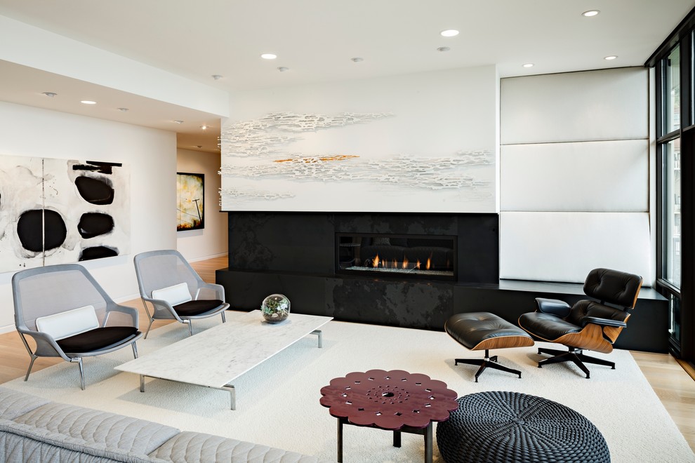Свежая идея для дизайна: гостиная комната в стиле модернизм с белыми стенами, горизонтальным камином и ковром на полу - отличное фото интерьера