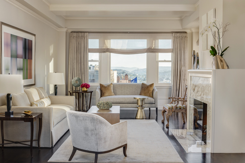 Repräsentatives Klassisches Wohnzimmer mit beiger Wandfarbe, dunklem Holzboden, Kamin, Kaminumrandung aus Stein und braunem Boden in San Francisco