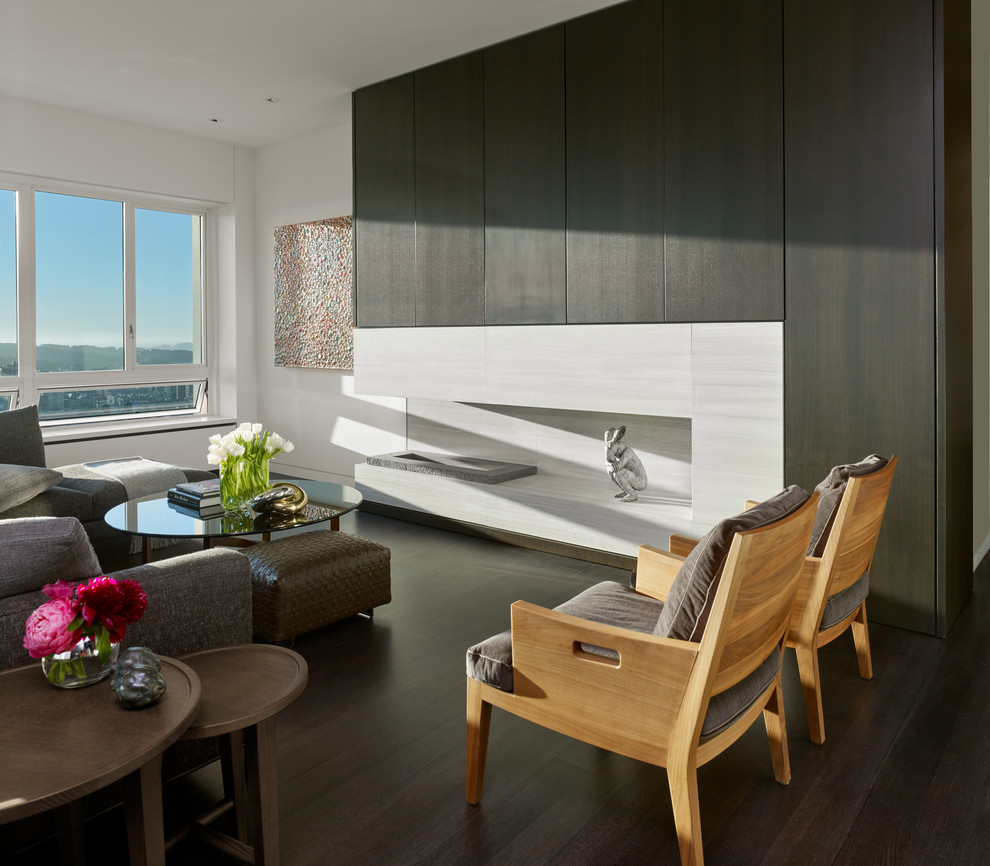 Mittelgroßes, Offenes Modernes Wohnzimmer mit brauner Wandfarbe, dunklem Holzboden, Eckkamin, Kaminumrandung aus Stein und verstecktem TV in San Francisco
