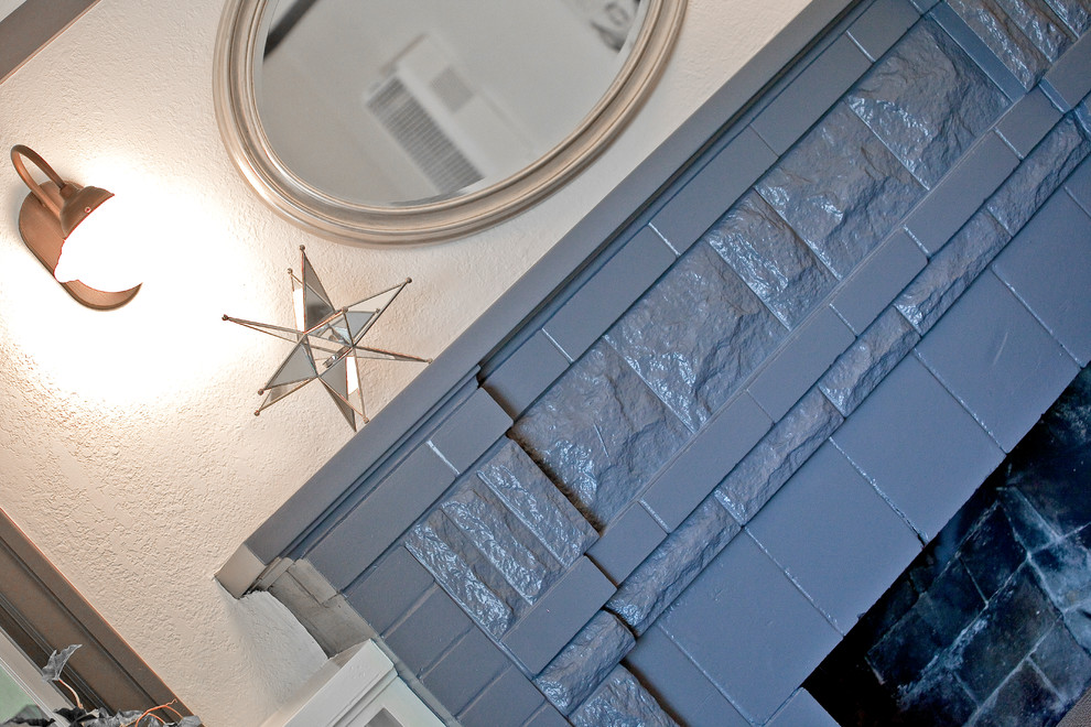 サンフランシスコにある小さなトラディショナルスタイルのおしゃれなリビング (白い壁、淡色無垢フローリング、標準型暖炉、石材の暖炉まわり) の写真