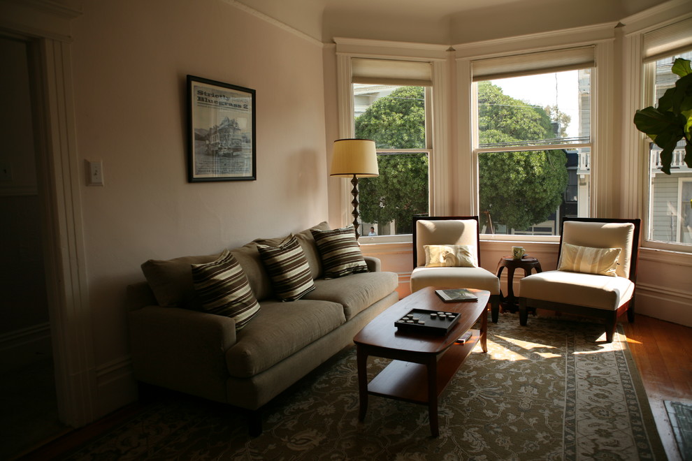 Mittelgroßes, Abgetrenntes Klassisches Wohnzimmer mit hellem Holzboden, Kamin, Kaminumrandung aus Stein und beiger Wandfarbe in San Francisco