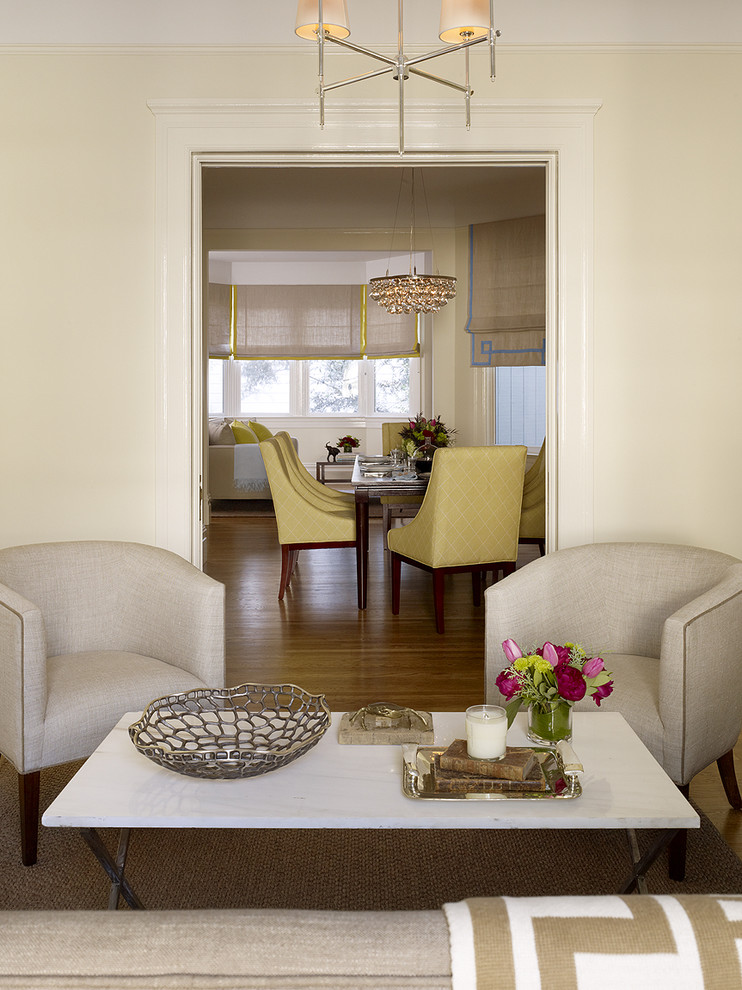 Klassisches Wohnzimmer mit beiger Wandfarbe und braunem Holzboden in San Francisco