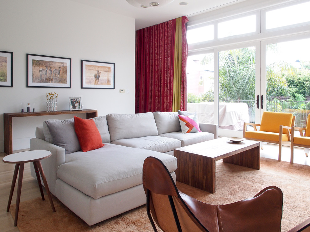 Imagen de salón para visitas abierto retro de tamaño medio sin chimenea y televisor con paredes blancas, suelo de madera clara y suelo blanco