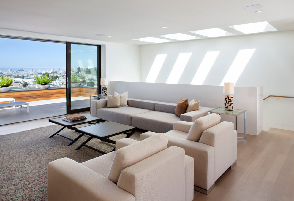 На фото: гостиная комната в стиле модернизм с белыми стенами с