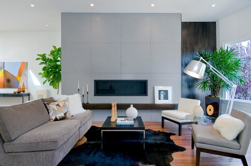 Свежая идея для дизайна: большая двухуровневая гостиная комната в стиле модернизм с серыми стенами, паркетным полом среднего тона, горизонтальным камином и фасадом камина из камня - отличное фото интерьера