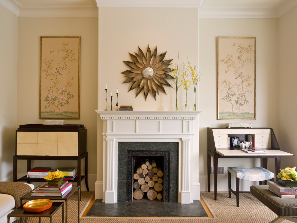 Repräsentatives Klassisches Wohnzimmer mit beiger Wandfarbe, Kamin und Teppichboden in San Francisco