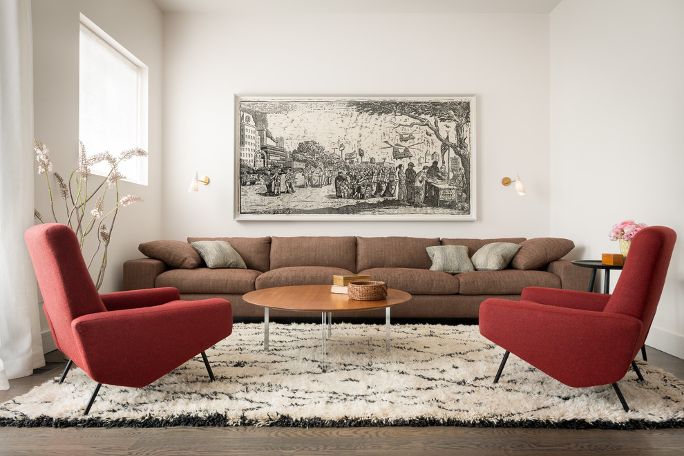 Источник вдохновения для домашнего уюта: гостиная комната в современном стиле с белыми стенами и коричневым диваном