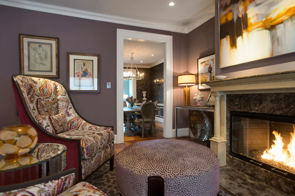 Cette photo montre un salon tendance de taille moyenne et fermé avec un mur violet, un sol en bois brun, une cheminée standard et un manteau de cheminée en pierre.