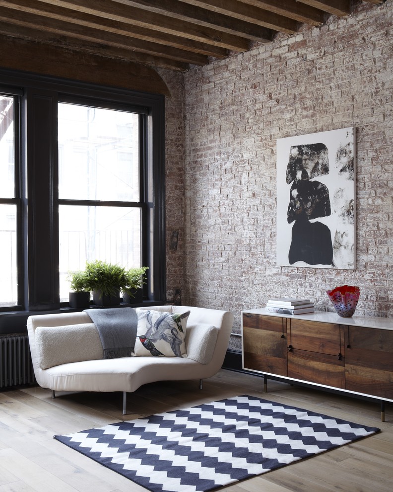 ニューヨークにある高級な中くらいなコンテンポラリースタイルのおしゃれなリビング (無垢フローリング、ベージュの壁、暖炉なし、テレビなし、茶色い床) の写真