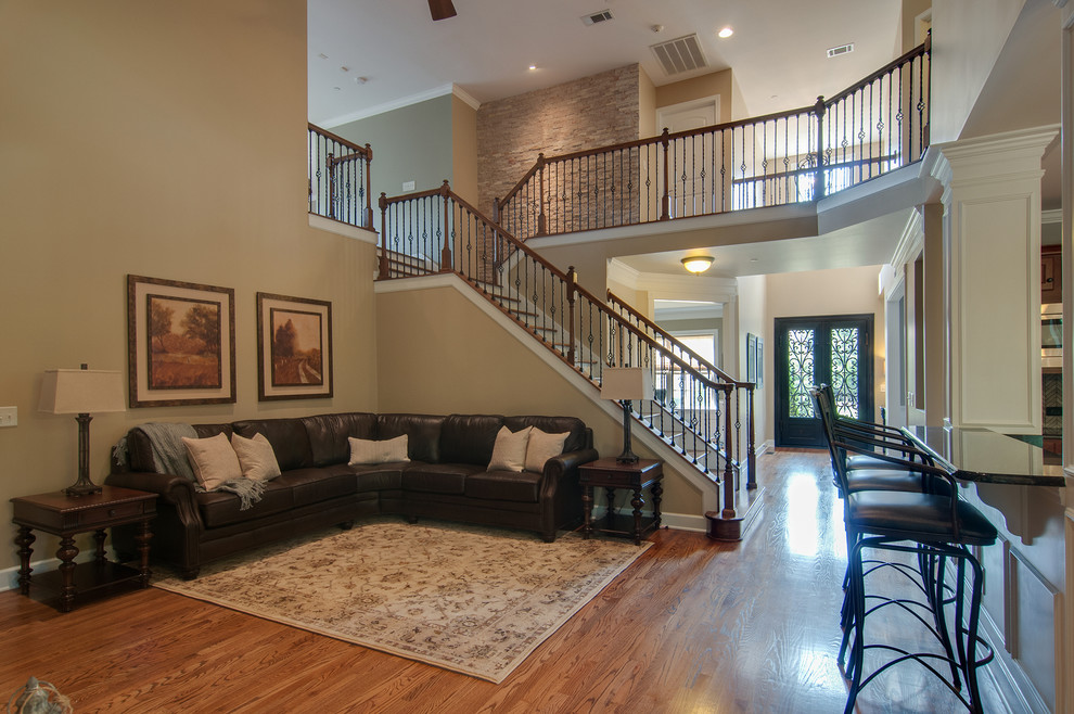 Mittelgroßes, Offenes Klassisches Wohnzimmer mit beiger Wandfarbe und braunem Holzboden in Nashville