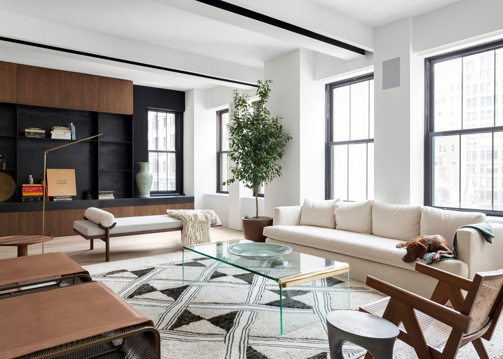 Großes, Offenes, Repräsentatives Modernes Wohnzimmer ohne Kamin mit weißer Wandfarbe und hellem Holzboden in New York