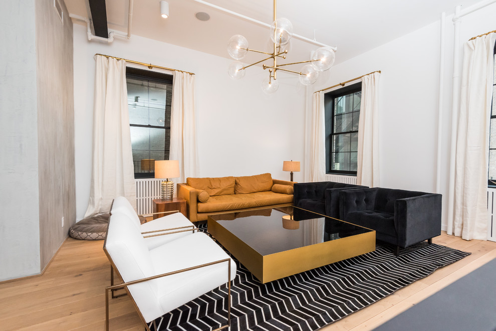 Repräsentatives Modernes Wohnzimmer ohne Kamin mit weißer Wandfarbe und hellem Holzboden in New York