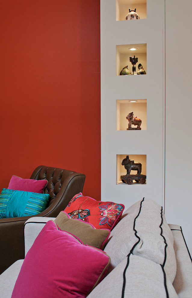 Réalisation d'un grand salon design ouvert avec un mur orange et un sol en bois brun.