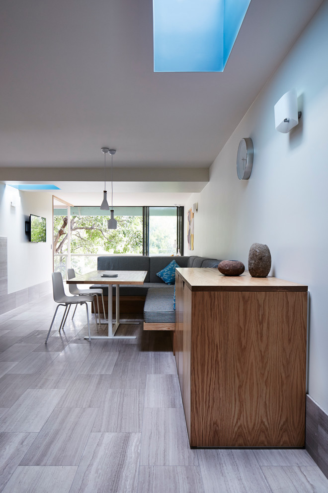 Kleines, Offenes Skandinavisches Wohnzimmer mit weißer Wandfarbe und Marmorboden in Sunshine Coast
