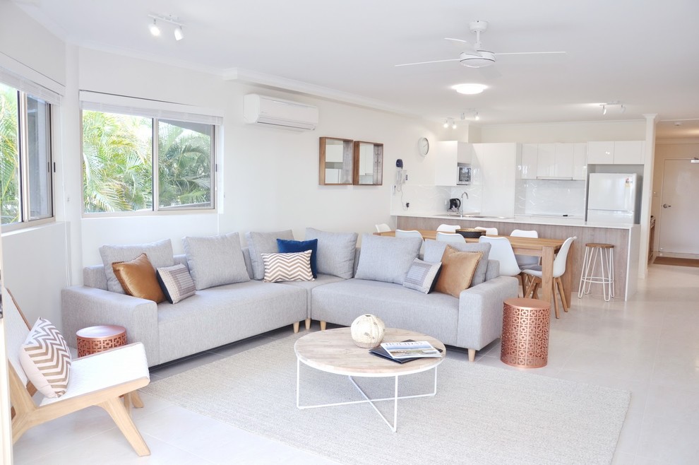 Mittelgroßes, Offenes Maritimes Wohnzimmer mit weißer Wandfarbe, Porzellan-Bodenfliesen und grauem Boden in Sunshine Coast