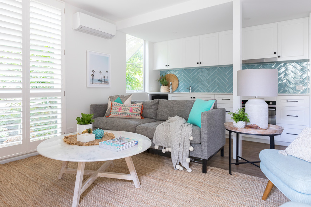 Modernes Wohnzimmer mit weißer Wandfarbe und hellem Holzboden in Brisbane
