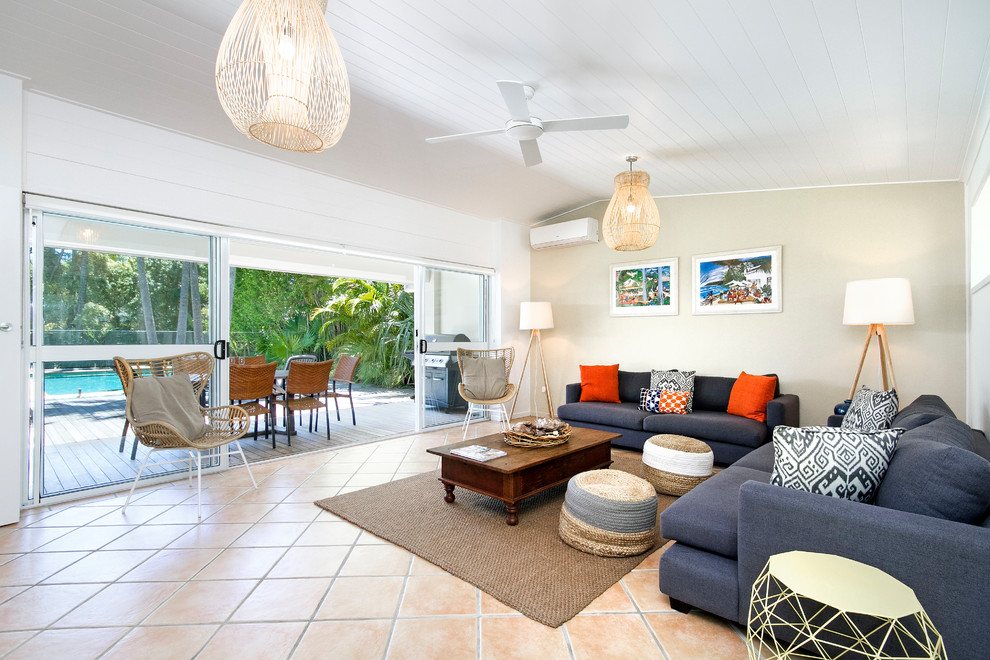 Mittelgroßes Maritimes Wohnzimmer mit beiger Wandfarbe und Terrakottaboden in Sunshine Coast