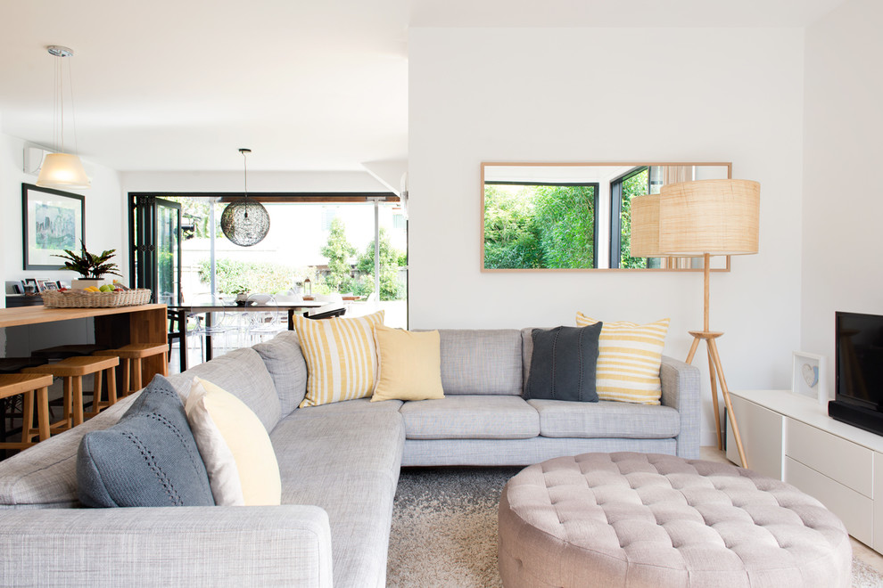 Источник вдохновения для домашнего уюта: гостиная комната в стиле неоклассика (современная классика) с белыми стенами и отдельно стоящим телевизором