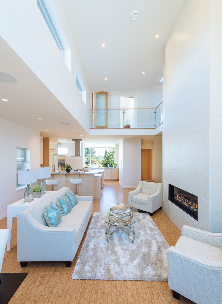 Großes, Fernseherloses, Offenes Modernes Wohnzimmer mit weißer Wandfarbe, Korkboden, Kamin und gefliester Kaminumrandung in Vancouver