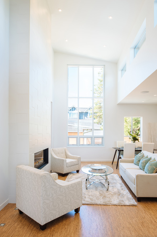 Fernseherloses, Offenes Modernes Wohnzimmer mit weißer Wandfarbe, Korkboden, Kamin und gefliester Kaminumrandung in Vancouver