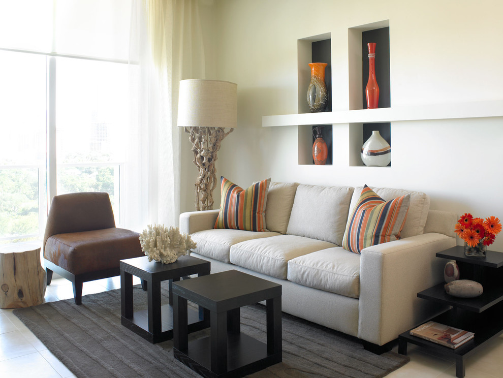 Offenes Modernes Wohnzimmer mit Porzellan-Bodenfliesen in Miami