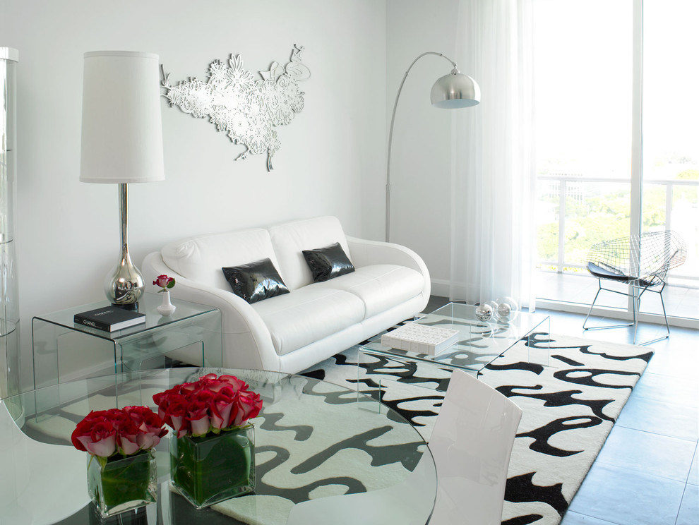 Immagine di un soggiorno minimal aperto con pareti bianche