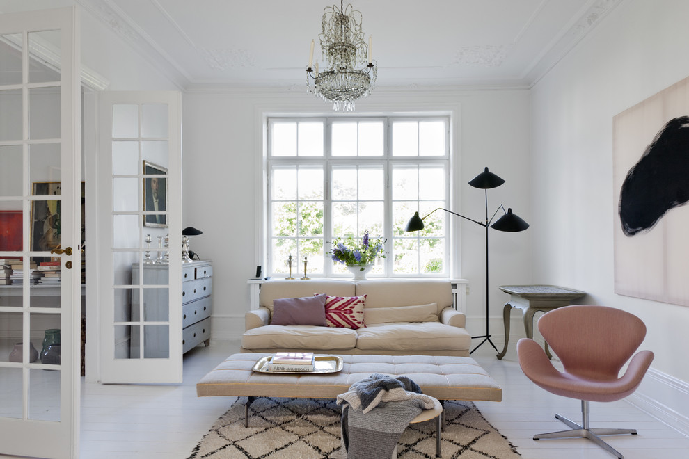 Inredning av ett minimalistiskt stort separat vardagsrum, med ett finrum, vita väggar och målat trägolv