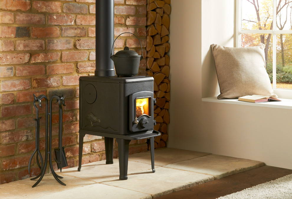 エセックスにある低価格の中くらいな北欧スタイルのおしゃれな独立型リビング (薪ストーブ、漆喰の暖炉まわり) の写真