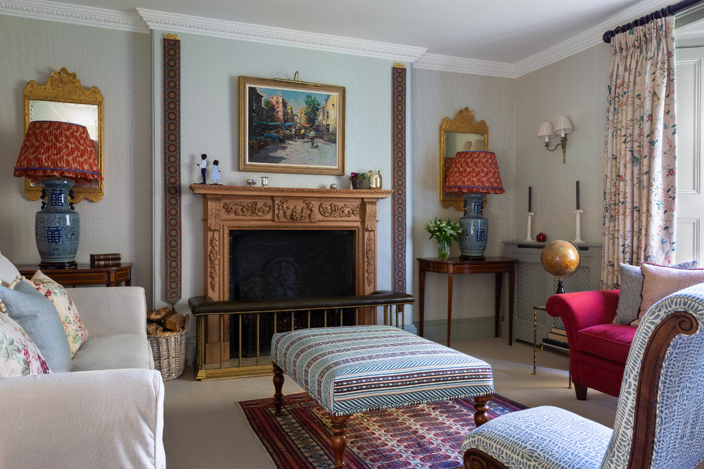 На фото: парадная гостиная комната в классическом стиле с серыми стенами, ковровым покрытием, стандартным камином, бежевым полом и ковром на полу с