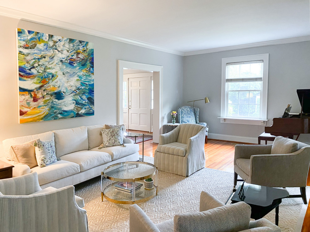 Immagine di un soggiorno minimal di medie dimensioni con pareti grigie e pavimento in compensato