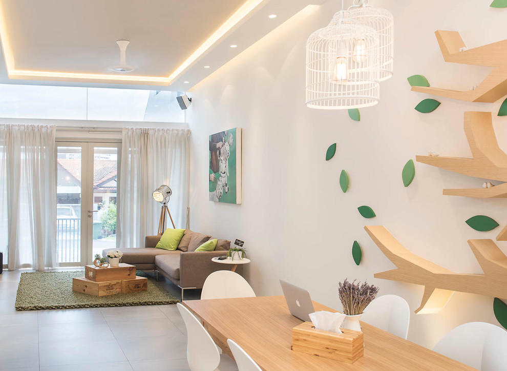На фото: гостиная комната в скандинавском стиле с белыми стенами, полом из керамической плитки и отдельно стоящим телевизором без камина