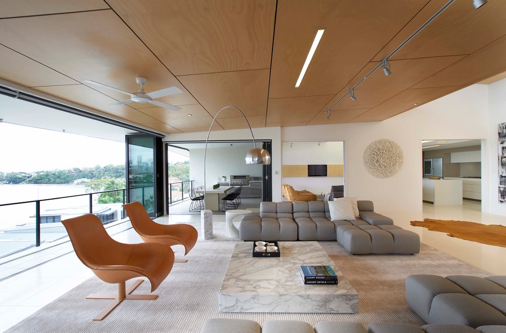 Идея дизайна: большая парадная, открытая гостиная комната:: освещение в стиле модернизм с белыми стенами и полом из керамогранита