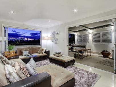 Mittelgroßes, Fernseherloses, Offenes Shabby-Chic Wohnzimmer ohne Kamin mit weißer Wandfarbe und Porzellan-Bodenfliesen in Brisbane