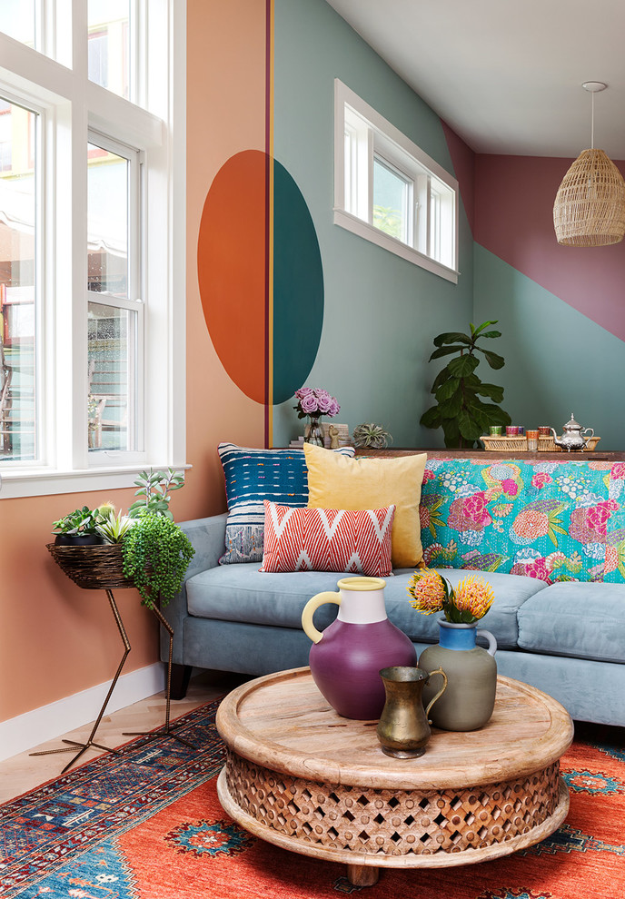Esempio di un piccolo soggiorno boho chic aperto con pareti multicolore, parquet chiaro, nessun camino, nessuna TV, sala formale e pavimento marrone