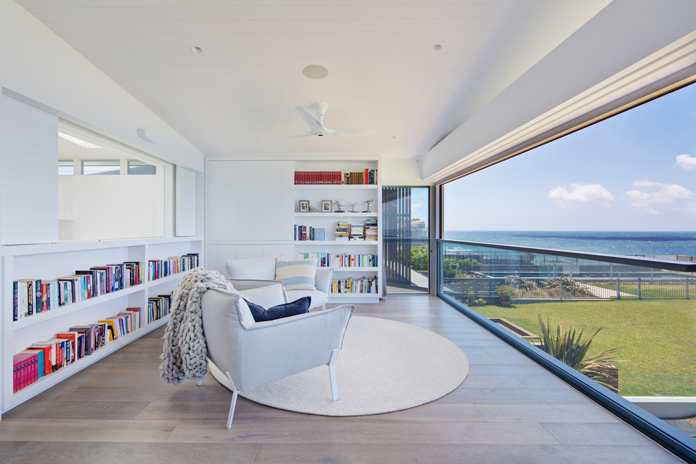 Idee per un ampio soggiorno minimalista aperto con libreria