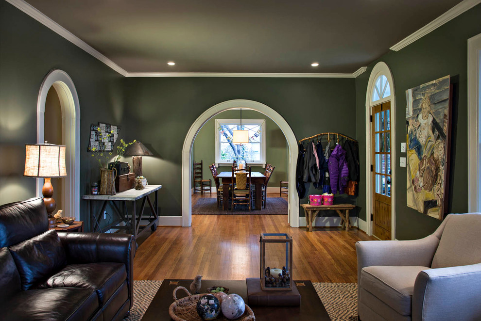 Klassisches Wohnzimmer mit grüner Wandfarbe in Sonstige