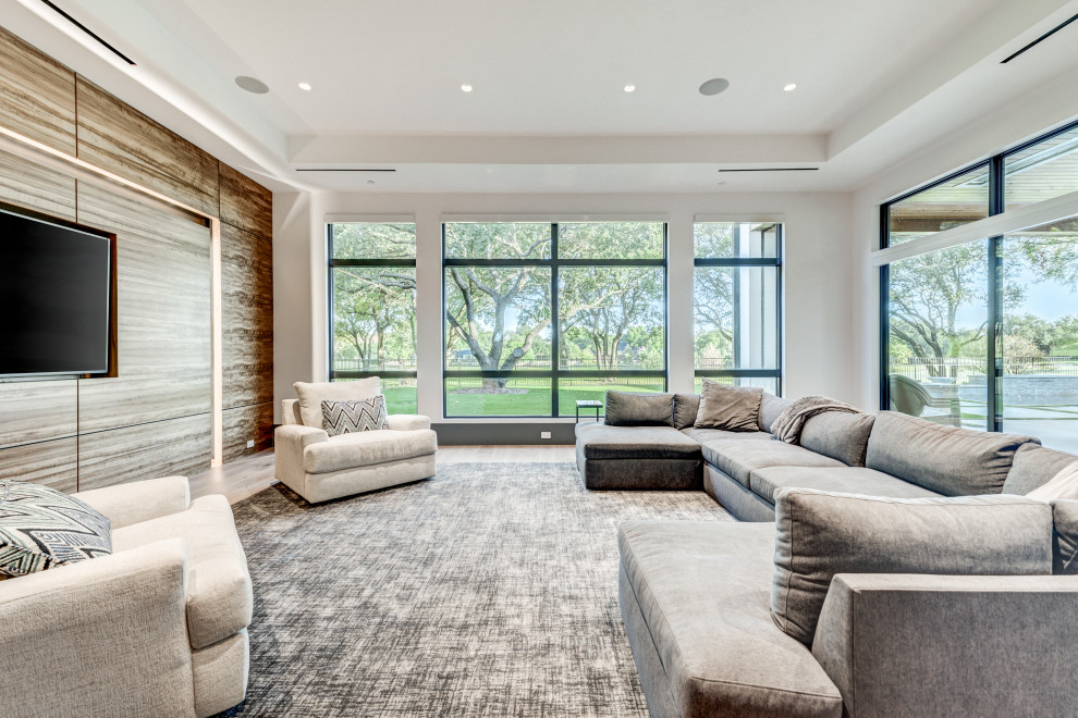 Immagine di un soggiorno chic chiuso con angolo bar, pareti marroni, pavimento in legno massello medio, TV a parete e pavimento marrone