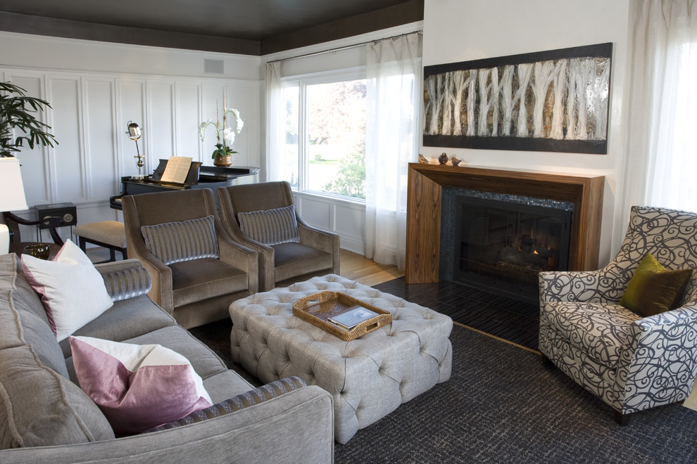 シアトルにあるトランジショナルスタイルのおしゃれなリビング (タイルの暖炉まわり、白い壁、無垢フローリング、標準型暖炉) の写真