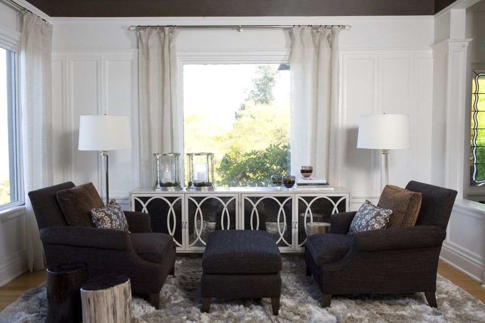 Esempio di un soggiorno contemporaneo con pareti bianche e pavimento in legno massello medio