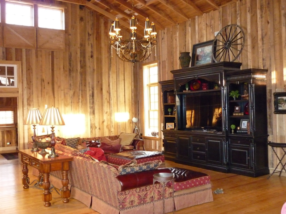 Ejemplo de salón abierto de estilo de casa de campo grande sin televisor con suelo de madera en tonos medios y todas las chimeneas