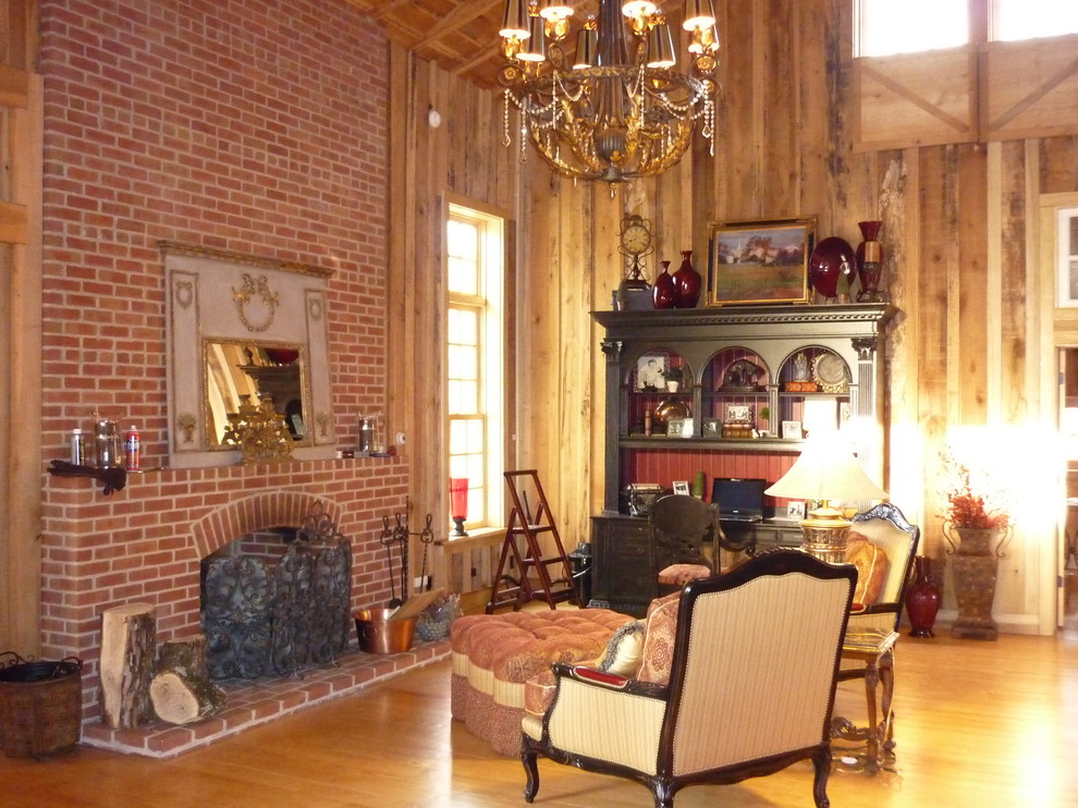 Ejemplo de salón abierto campestre grande sin televisor con suelo de madera en tonos medios, todas las chimeneas y marco de chimenea de ladrillo