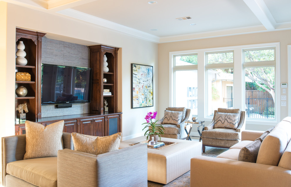 Foto di un grande soggiorno classico aperto con pareti beige, pavimento in travertino, nessun camino e TV a parete