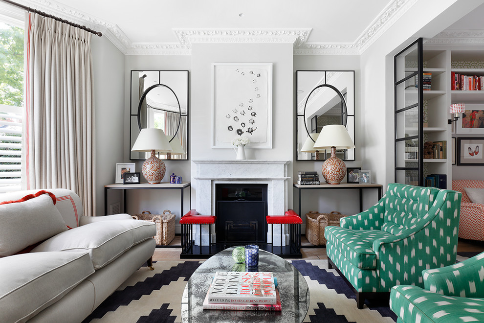 Идея дизайна: парадная гостиная комната в стиле неоклассика (современная классика) с серыми стенами и стандартным камином