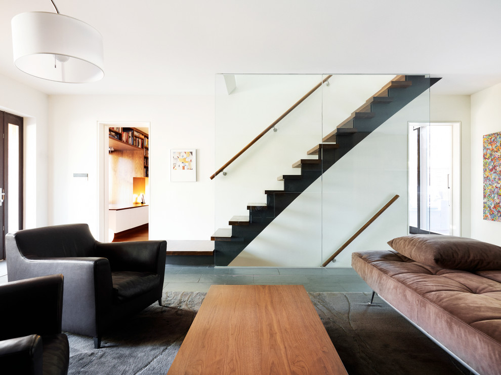 Mittelgroßes, Repräsentatives, Fernseherloses, Offenes Modernes Wohnzimmer ohne Kamin mit weißer Wandfarbe und Schieferboden in Toronto
