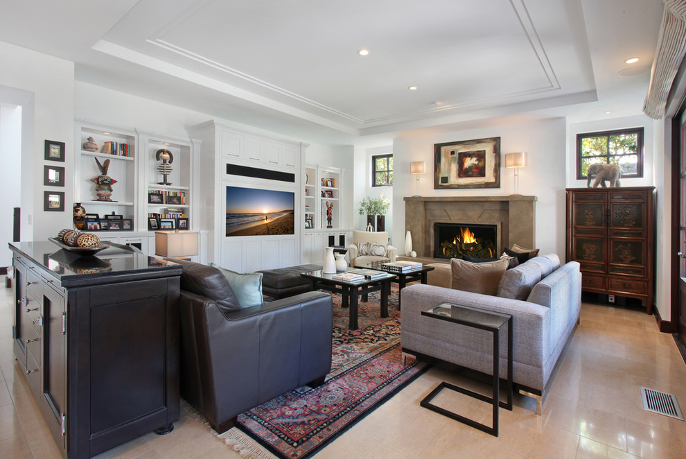 Exemple d'un salon tendance avec une cheminée standard, un téléviseur encastré et un sol beige.