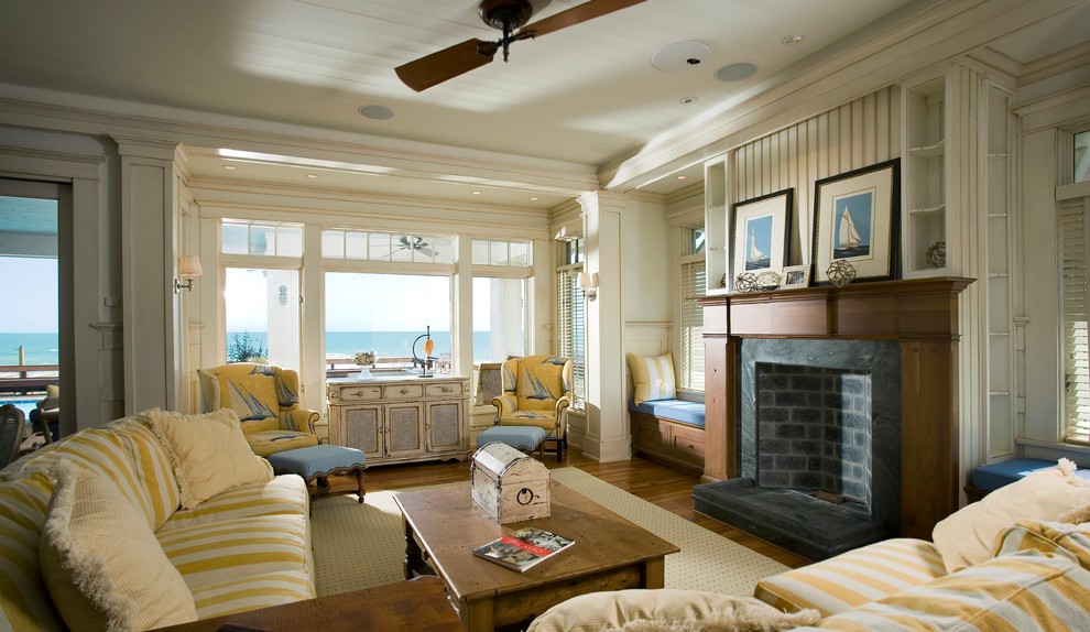 Exemple d'un salon bord de mer avec une salle de réception.
