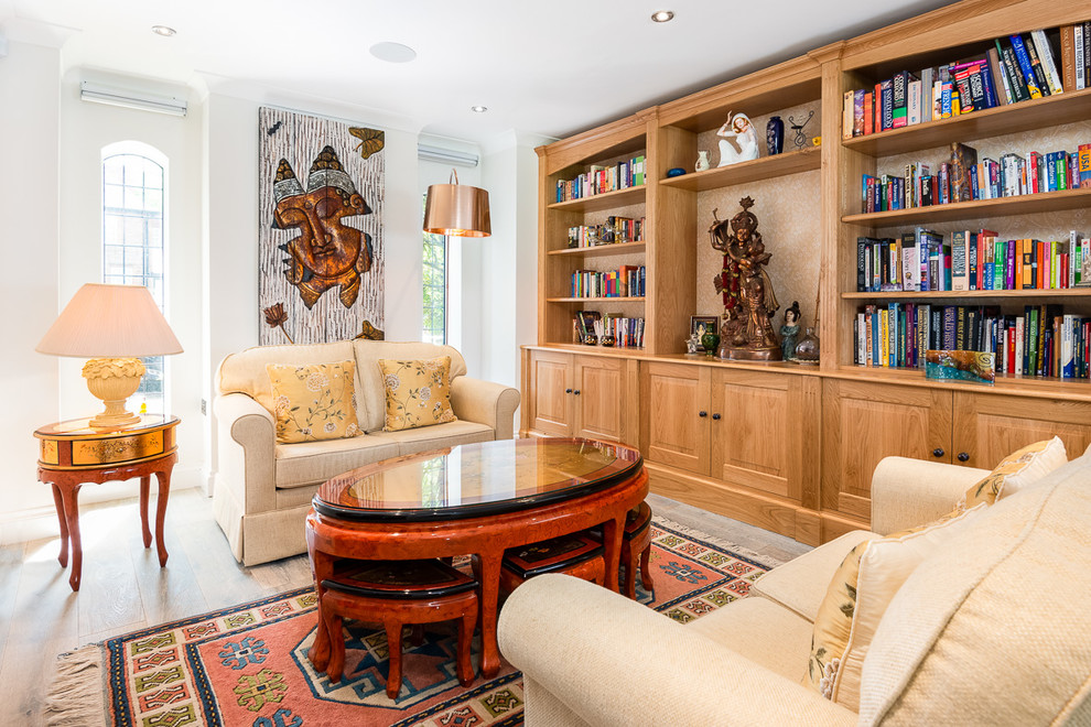 Aménagement d'un salon asiatique de taille moyenne avec une bibliothèque ou un coin lecture, un mur blanc, un sol en bois brun et un sol marron.