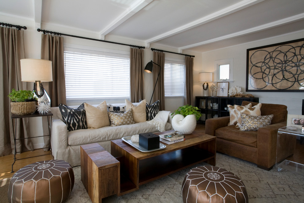 Foto di un soggiorno bohémian di medie dimensioni e chiuso con pareti beige, parquet chiaro e pavimento beige